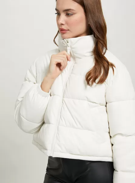 Wh2 White Mäntel Und Jacken Cropped Leather-Effect Jacket Modernität Frauen Alcott